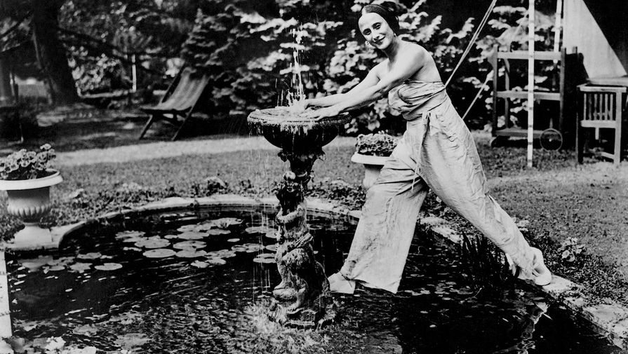 Анна Павлова в&nbsp;саду своего дома в&nbsp;пригороде Лондона, 1930&nbsp;год