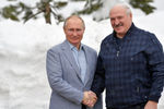 Президент России Владимир Путин и президент Белоруссии Александр Лукашенко во время встречи в Сочи, 22 февраля 2021 года