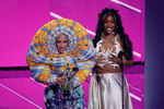 Doja Cat и SZA во время выступления на MTV Video Music Awards 2021
