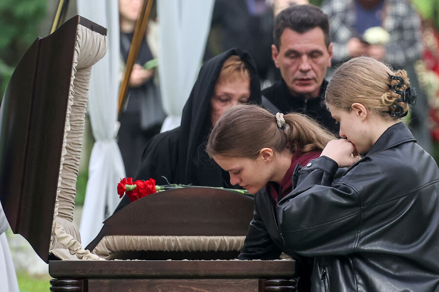 Дочери Романа Старовойта Ангелина и Анастасия (справа налево) на&nbsp;церемонии прощания с&nbsp;ним на&nbsp;Смоленском кладбище в&nbsp;Санкт-Петербурге, 11&nbsp;июля 2025&nbsp;года 