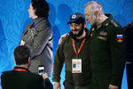 Президент Федерации военно-тактических игр России Михаил Галустян (в центре) и заместитель министра обороны РФ Александр Фомин на церемонии открытия III Всемирных зимних военных игр в Сочи