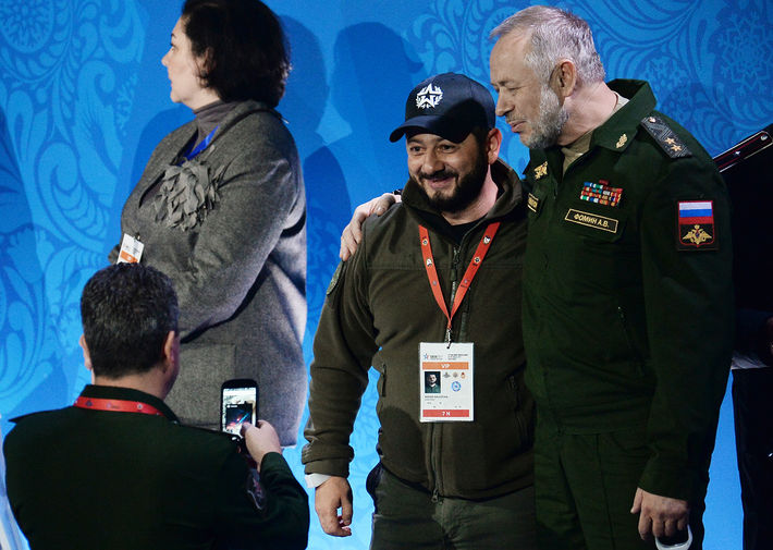 Президент Федерации военно-тактических игр России Михаил Галустян (в центре) и заместитель министра обороны РФ Александр Фомин на церемонии открытия III Всемирных зимних военных игр в Сочи