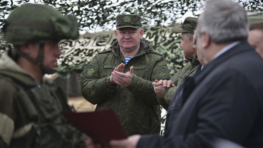 Командующий Воз­душ­но-десантными войсками Андрей Сердюков во время учений ВДВ на&nbsp;полигоне Опук в&nbsp;Крыму, 20&nbsp;марта 2017&nbsp;года