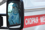 Санитар в автомобиле скорой помощи у здания Федерального клинического центра высоких медицинских технологий ФМБА в Химках