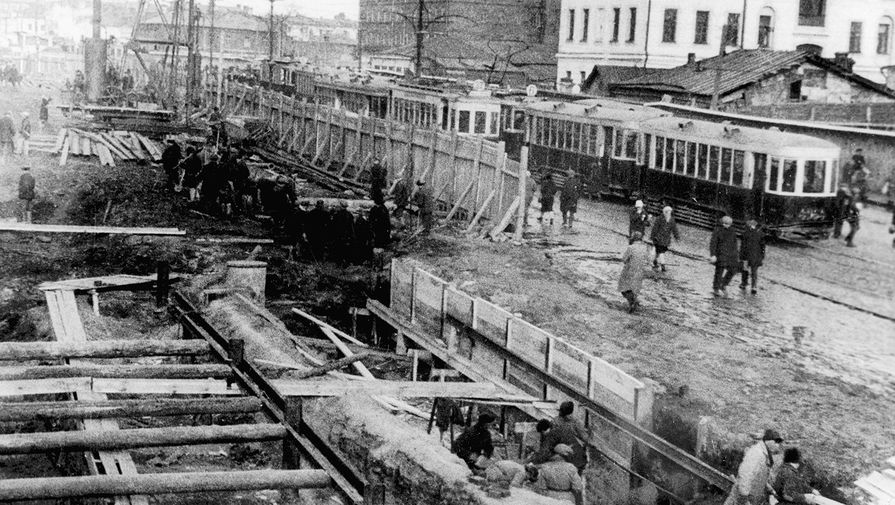 Открытое строительство шахты метрополитена в Москве, октябрь 1933 года