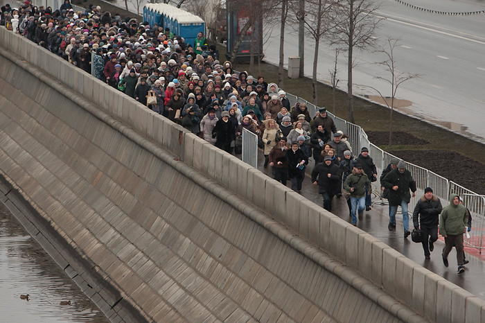 Очередь в храм Христа Спасителя