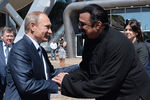 2015 год. Владимир Путин и Стивен Сигал во время посещения Приморского океанариума на острове Русский