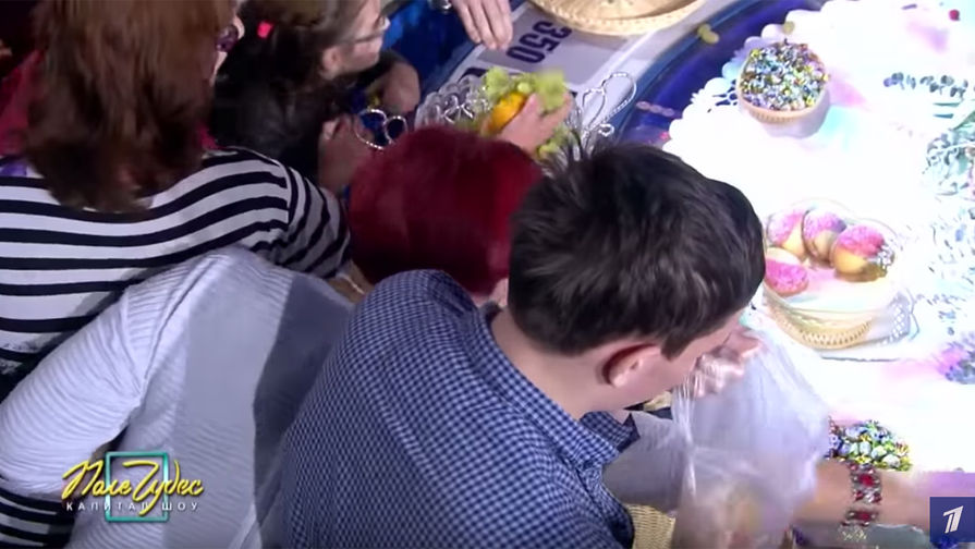 Зрители программы &laquo;Поле чудес&raquo; забирают еду с&nbsp;игрового барабана в&nbsp;конце передачи, февраль 2019 года