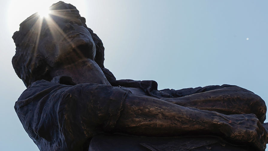 Памятник лидеру группы &laquo;Кино&raquo; Виктору Цою скульптора Матвея Макушкина в&nbsp;Санкт-Петербурге, 16 августа 2020 года