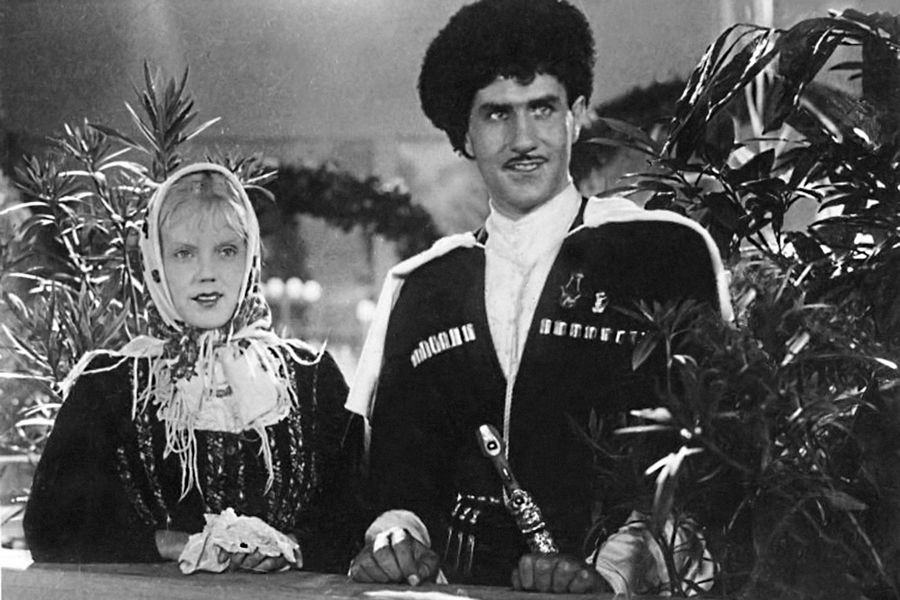 Марина Ладынина и Владимир Зельдин в&nbsp;фильме &laquo;Свинарка и пастух&raquo; (1941)
