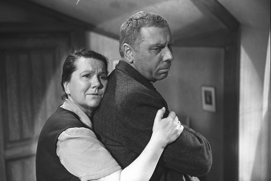<b>Анатолий Папанов и Нина Сазонова. Кадр из&nbsp;кинофильма «Наш дом» (1965)</b>
<br><br>
Драма «Наш дом» (1965) режиссера Василия Пронина занимала особое место в&nbsp;сердце и в&nbsp;творчестве Анатолия Папанова. Роль Ивана Ивановича, главы семейства, он называл любимейшей работой и считал огромным шагом в&nbsp;сторону от своего привычного амплуа. Актер говорил, что этот образ убедительно доказал &ndash; чтобы выразить суть рабочего человека, не обязательно показывать его у&nbsp;станка.
<br>
Роль супруги Ивана Ивановича сыграла Нина Сазонова. Актриса очень обрадовалась, узнав, что ее партнером будет Папанов. Но потом испугалась, так как актер был моложе ее на&nbsp;пять лет. Тогда Папанов заявил, что партнерша, наоборот, выглядит гораздо моложе его, сам же он просто страшен лицом и может играть стариков без&nbsp;грима. После этих слов Сазоновой оставалось лишь согласиться.
