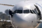 Один из пилотов захваченного А320 покинул самолет через окно в кабине