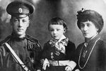 В браке с Гумилевым Ахматова родила сына, которого назвали Львом. Судьба их семьи сложилась трагически. В 1918 году пара развелась. В 1921 году Гумилева расстреляли как участника заговора. Сын поэтессы, этнограф Лев Гумилев был арестован в 1938 году по обвинению в «контрреволюционной деятельности». Его поместили в тюрьму «Кресты», а потом перевели в Норильский лагерь, где он пробыл до 1943 года. На фото Николай Гумилев и Анна Ахматова с сыном Львом в 1915 году