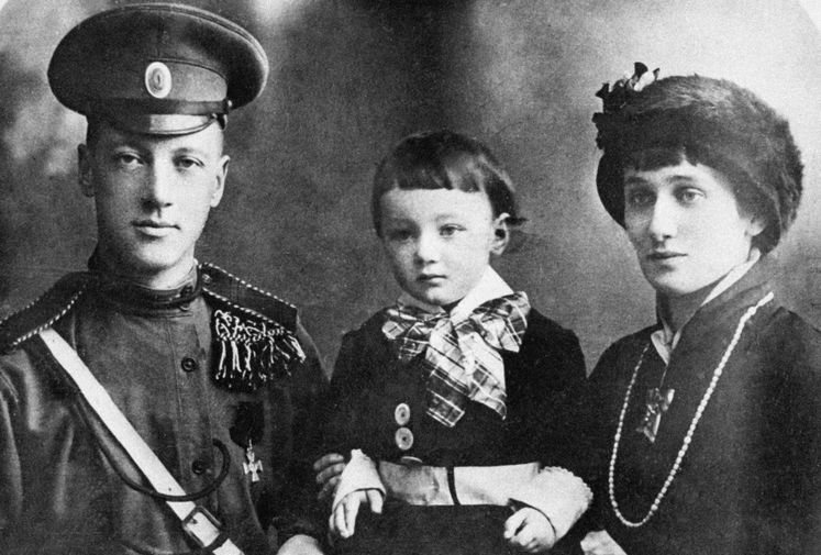 В&nbsp;браке с&nbsp;Гумилевым Ахматова родила сына, которого назвали Львом. Судьба их семьи сложилась трагически. В&nbsp;1918 году пара развелась. В&nbsp;1921 году Гумилева расстреляли как участника заговора. Сын поэтессы, этнограф Лев Гумилев был арестован в&nbsp;1938 году по&nbsp;обвинению в&nbsp;«контрреволюционной деятельности». Его поместили в&nbsp;тюрьму «Кресты», а потом перевели в&nbsp;Норильский лагерь, где он пробыл до&nbsp;1943 года. На&nbsp;фото Николай Гумилев и Анна Ахматова с&nbsp;сыном Львом в&nbsp;1915 году