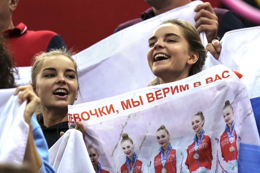 Дина и Арина Аверины во время групповых соревнований гимнасток сборной России в&nbsp;финале в&nbsp;отдельных видах на&nbsp;чемпионате мира по&nbsp;художественной гимнастике в&nbsp;Баку, 2019&nbsp;год