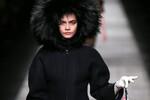 В модный дом Fendi дизайнера пригласили в 1965 году, и впоследствии он заключил с компанией пожизненный контракт (такой же у него был и с Chanel). Римский бренд с самого начала специализировался на изделиях из меха — Лагерфельд и здесь нашел место для эксперимента, принявшись стричь, красить и всячески преображать исходный материал. В 2014 году сильным ходом стало эксклюзивное предложение — брелок с мехом норки, лисы и козла, его вынесла на подиум на показе Кара Делевинь. Спустя месяц в листе ожидания на покупку аксессуара оказалось 600 имен, хотя стоил он более $1,6 тыс.