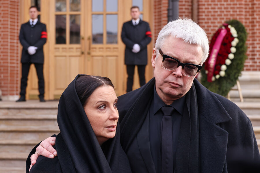 Актеры Екатерина Стриженова и Александр Стриженов у&nbsp;Храма Святителя Николая во время прощания с&nbsp;актером Олегом Стриженовым, 12&nbsp;февраля 2025&nbsp;года 
