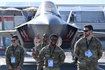 Офицеры ВВС США стоят перед самолетом Lockheed Martin F-35 Lightning II на 55-м Международном Парижском авиасалоне в Ле Бурже
