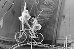 Выступление эквилибристок сестер Кох на арене цирка, 1958 год