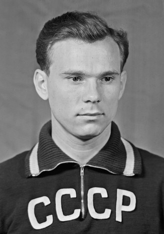 Спортивная судьба Валентина Иванова складывалась стремительно. В&nbsp;19 лет он уже был в&nbsp;составе команды мастеров, в&nbsp;21 год стал игроком сборной, в&nbsp;22&nbsp;- олимпийским чемпионом и Заслуженным мастером спорта, в&nbsp;26&nbsp;- обладателем Кубка Европы, капитаном сборной, кавалером ордена «Знак Почета»