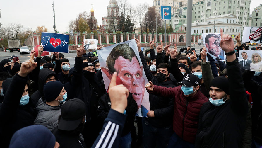Во время протестов против президента Франции Эммануэля Макрона в&nbsp;Москве, 30 октября 2020 года