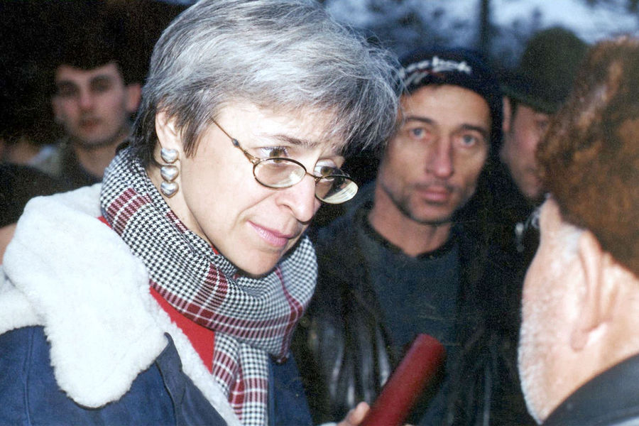 Анна Политковская в&nbsp;селении Хатуни, Чечня, 2001&nbsp;год
