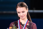 Бронзовый призер чемпионата России — 2022 Анна Щербакова на награждении