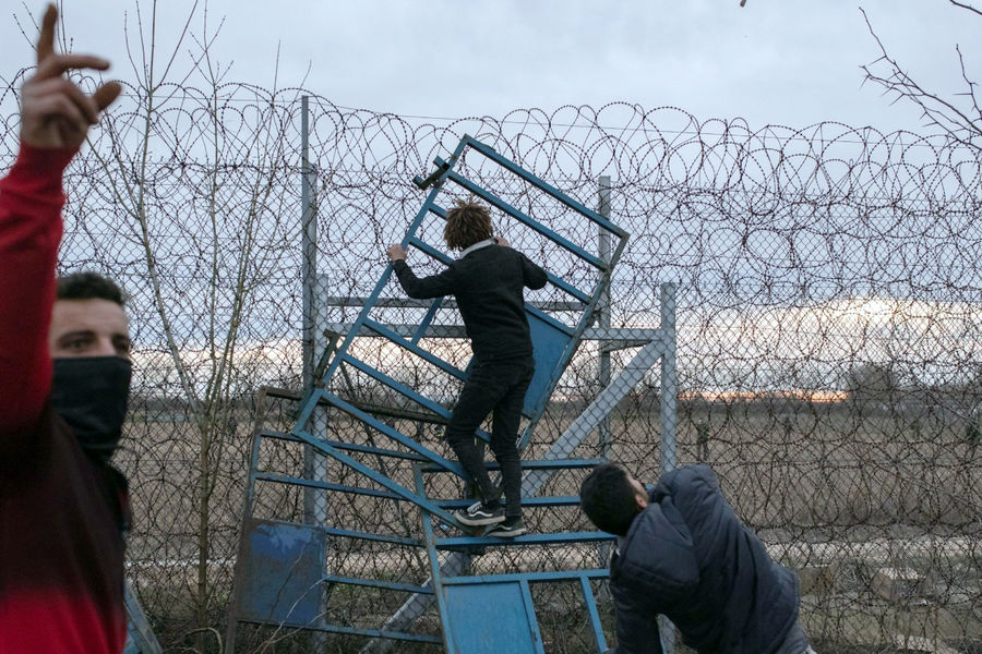 Из&nbsp;тех же соображений еще в&nbsp;2012 году Греция отгородилась стеной от Турции. Однако, как выяснилось впоследствии, тех укреплений было недостаточно. Хотя из-за коронавирусных ограничений поток нелегалов значительно ослабел, в&nbsp;2020 году Греция решила увеличить изначальный участок стены более чем в&nbsp;три раза. А также усилить всю границу (общей протяженностью 192&nbsp;километра) дополнительными камерами наблюдения и передвижными сиренами для&nbsp;отпугивания мигрантов
