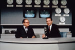<b>«Телевикторина» (1994) </b>
<br><br>
Одной из интереснейших режиссерских работ Редфорда стала экранизация книги Ричарда Гудвина, основанной на реальных событиях. Сюжет «Телевикторины» рассказывает о махинациях интеллектуального телешоу, на котором продюсеры заранее выдают участникам правильные ответы. Однако все тайное становится явным, когда на замену одного из участников приходит профессор-интеллектуал, который начинает свою игру против создателей телевикторины на глазах у многомиллионной аудитории зрителей. Несмотря на положительные отзывы критиков и номинации «Оскара», фильм провалился в прокате из-за ограниченного проката и недостаточного промоушена.
