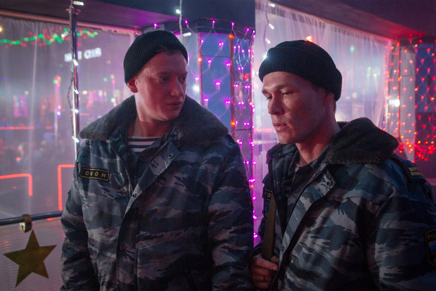 «Восьмерка» (2013)
<br><br>
В&nbsp;основу криминального боевика-мелодрамы легла одноименная повесть Захара Прилепина. Фильм рассказывает о&nbsp;противостоянии спецназовцев и членов преступной банды, разгорающемся из-за влюбленности молодого сотрудника ОМОНа в&nbsp;девушку преступника. В&nbsp;главных ролях Артур Смольянинов (признан в РФ иноагентом, включен в список террористов и экстремистов) и Вильма Кутавичюте.
