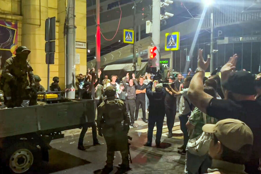 Ростовчане провожают бойцов ЧВК &laquo;Вагнер&raquo; из&nbsp;города, 24&nbsp;июня 2023&nbsp;года