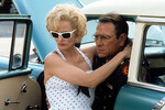 <b>«Голубое небо» (1994)</b>
<br><br>
В центре сюжета — история инженера-ядерщика Хэнка Маршалла (Томми Ли Джонс), по чьей вине во время испытаний облучению подверглись люди, случайно оказавшиеся рядом. Чтобы избежать скандала, начальство решает поместить Маршалла в психиатрическую больницу и просит его эксцентричную жену (Лэнг) подписать необходимые документы.
<br><br>
Роль Карли Маршалл в мелодраме «Голубое небо» принесла Джессике Лэнг второй «Оскар» и третий «Золотой глобус» — обе награды в номинациях «Лучшая женская роль».
