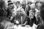 Руководительница американского Лагеря Мира Джейн Смит, мама американской школьницы Саманты Смит - «маленького посла мира», среди детей из Центра детской дипломатии Всероссийского пионерского лагеря ЦК ВЛКСМ «Орленок», 1990 год