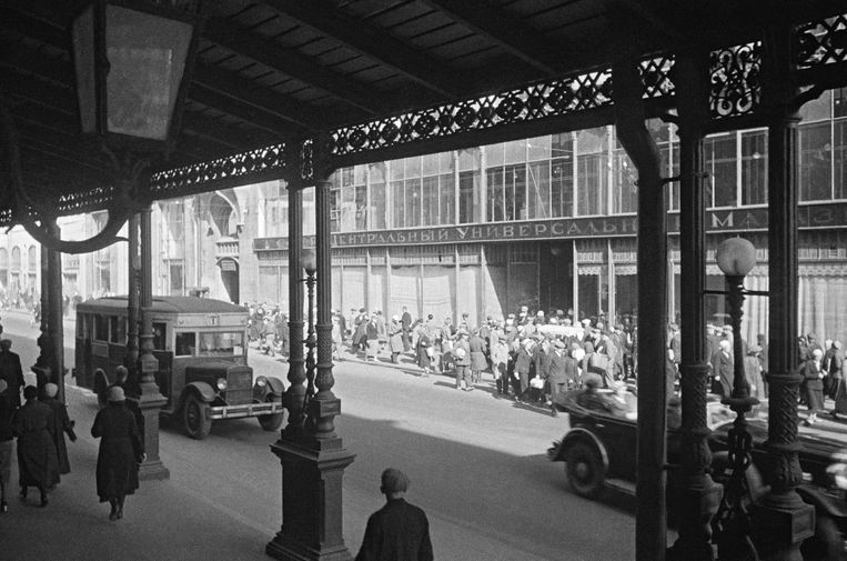 На улице Петровка в Москве. Май, 1945 год