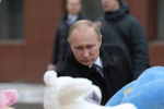Президент России Владимир Путин во время возложения цветов после около ТЦ «Зимняя вишня» в Кемерово после пожара, 27 марта 2018 года 