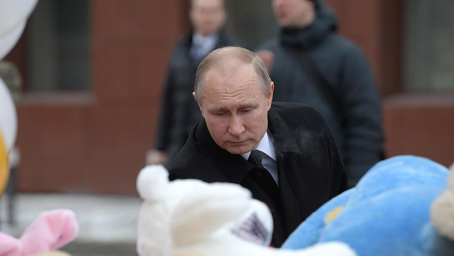 Президент России Владимир Путин во время возложения цветов после около&nbsp;ТЦ &laquo;Зимняя вишня&raquo; в&nbsp;Кемерово после пожара, 27 марта 2018 года 