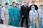 Москвы Сергей Собянин (в центре) во время открытия новой инфекционной больницы для&nbsp;зараженных коронавирусом COVID-19 в&nbsp;поселении Вороновское в&nbsp;Новой Москве, 17 апреля 2020 года