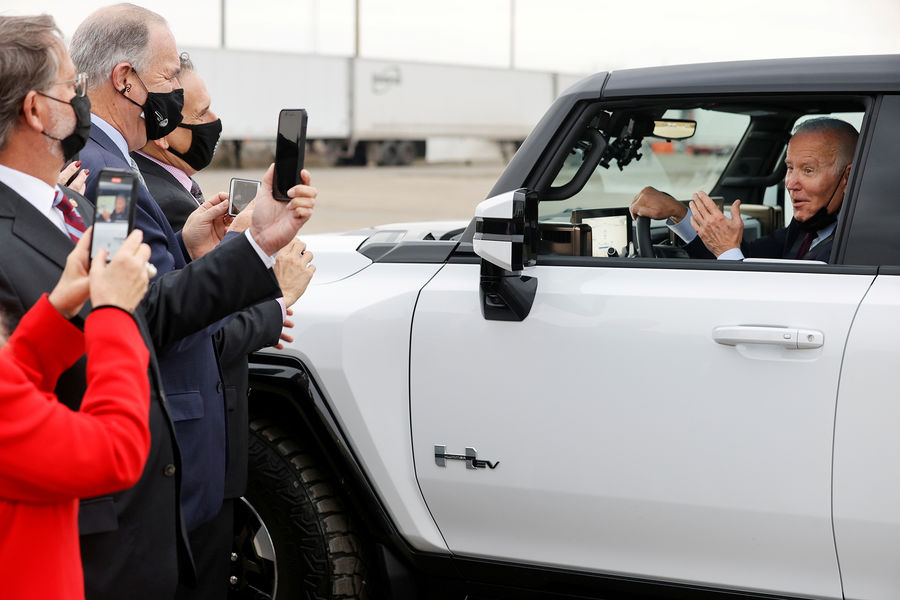 Президент США Джо Байден за&nbsp;рулем электрического Hummer