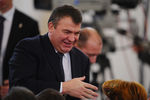 Анатолий Сердюков перед началом послания президента России Дмитрия
Медведева Федеральному Собранию РФ в Георгиевском зале Кремля (2011 г.)