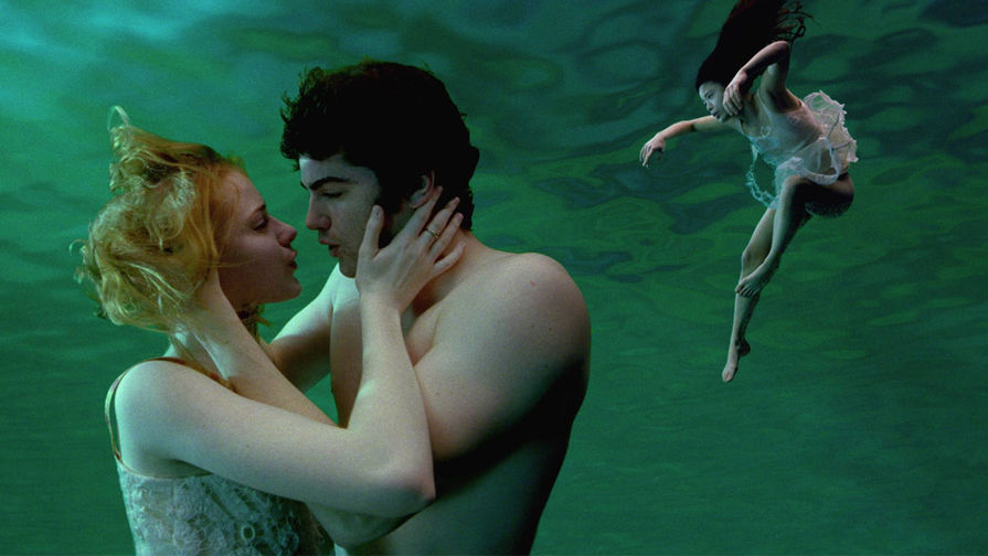 Эван Рэйчел Вуд и Джим Стерджесс в фильме «Через Вселенную» (2007)