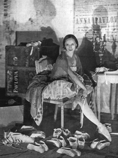 В&nbsp;1910 году Павлова основала в&nbsp;Лондоне свою балетную труппу для&nbsp;исполнения классических номеров. С&nbsp;ней артистка отправилась в&nbsp;кругосветное гастрольное путешествие. Первое выступление труппы состоялось в&nbsp;Нью-Йорке 16&nbsp;февраля 1910&nbsp;года
