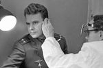 Космонавт Владимир Шаталов проходит медицинский осмотр у врача-отоларинголога перед космическим полетом, 1969 год