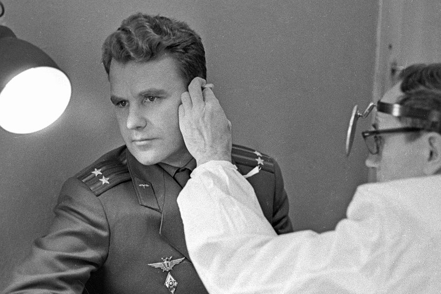 Космонавт Владимир Шаталов проходит медицинский осмотр у&nbsp;врача-отоларинголога перед&nbsp;космическим полетом, 1969&nbsp;год