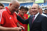 Президент России Владимир Путин и Станислав Черчесов во время посещения стадиона «Калининград», июль 2018 год