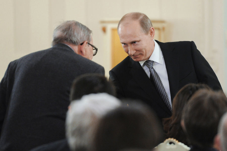 Ясен Засурский и Владимир Путин на&nbsp;церемонии вручения премий правительства в&nbsp;области печатных средств массовой информации в&nbsp;Доме приемов правительства РФ, 2012&nbsp;год