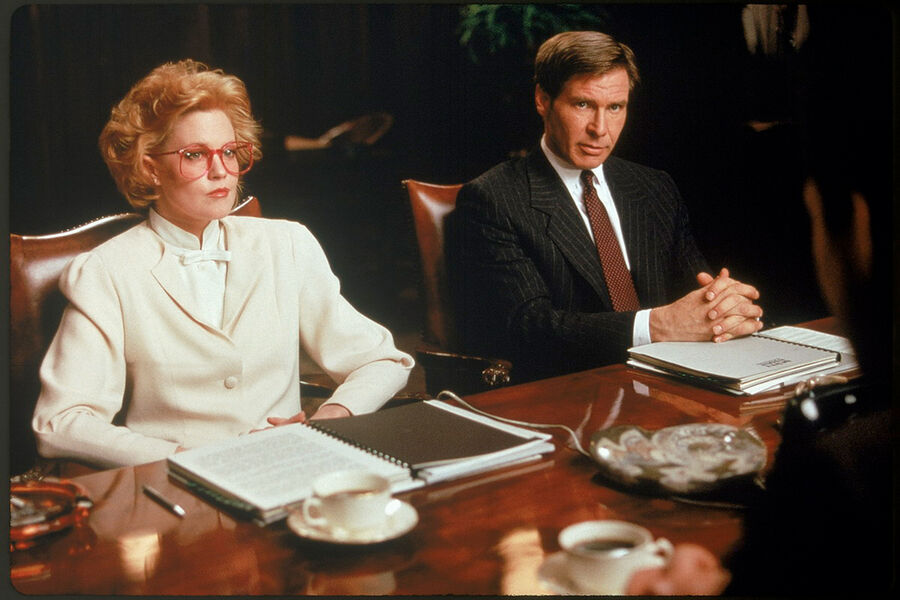 <b>«Деловая женщина» (1988) </b>
<br><br>
Вернувшись из&nbsp;Парижа в&nbsp;Нью-Йорк, Форд сыграл красавца-бизнесмена в&nbsp;мелодраме Майка Николса «Деловая женщина» с&nbsp;Мелани Гриффит и Сигурни Уивер в&nbsp;главных ролях. Интересно, что в&nbsp;фильме своеобразным «трофейным» героем оказывался мужчина, а героини-женщины в&nbsp;первую очередь сражались не за&nbsp;его сердце, а за&nbsp;высокую должность в&nbsp;успешной компании.
