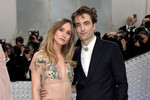 Актриса Сьюки Уотерхаус и актер Роберт Паттинсон на Met Gala 2023