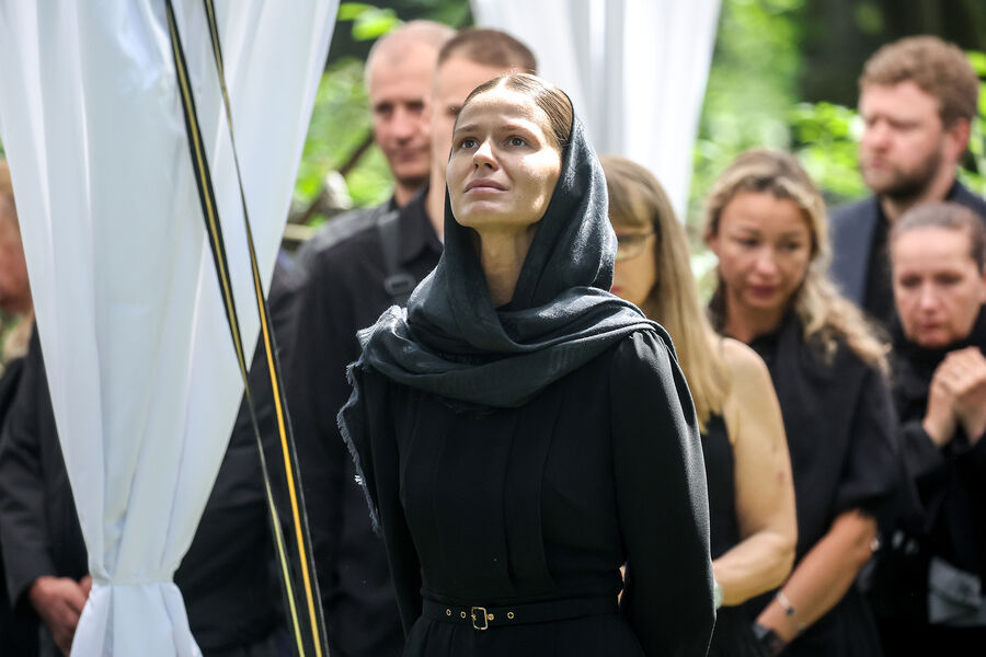 Полина Корнеева (Копылова) на&nbsp;церемонии захоронения бывшего министра транспорта РФ Романа Старовойта на&nbsp;Смоленском кладбище в&nbsp;Санкт-Петербурге, 11&nbsp;июля 2025&nbsp;года 