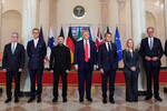 Президент США Дональд Трамп, президент Украины Владимир Зеленский, канцлер Германии Фридрих Мерц, президент Франции Эммануэль Макрон, премьер-министр Великобритании Кир Стармер, премьер-министр Италии Джорджа Мелони, президент Финляндии Александр Стубб перед переговорами в Белом доме, США, 18 августа 2025 года