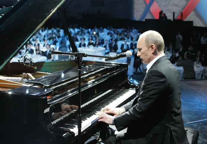 2. Владимир Путин, премьер-министр России. Возвращение российского премьер-министра в&nbsp;президентское кресло, объявленное в&nbsp;сентябре на&nbsp;съезде «Единой России», вернуло его и в&nbsp;первую тройку с&nbsp;четвертого места, которое он занимал год назад.